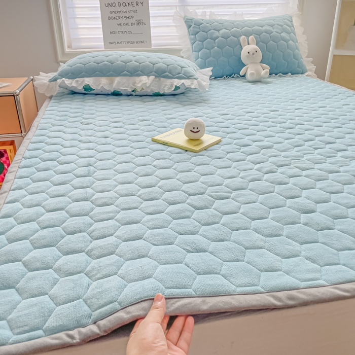 91家纺网 家纺一手货源 找家纺 缦卡琳 2023新款夹棉牛奶绒薄床垫 天空蓝