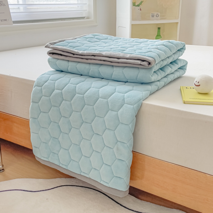 91家纺网 家纺一手货源 找家纺 缦卡琳 2023新款夹棉牛奶绒薄床垫 天空蓝