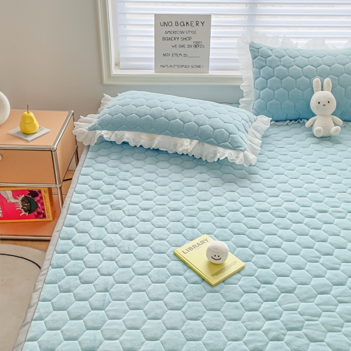 91家纺网 家纺一手货源 找家纺 缦卡琳 2023新款夹棉牛奶绒薄床垫 天空蓝