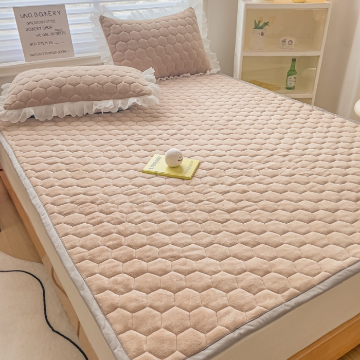 91家纺网 家纺一手货源 找家纺 缦卡琳 2023新款夹棉牛奶绒薄床垫 卡其色