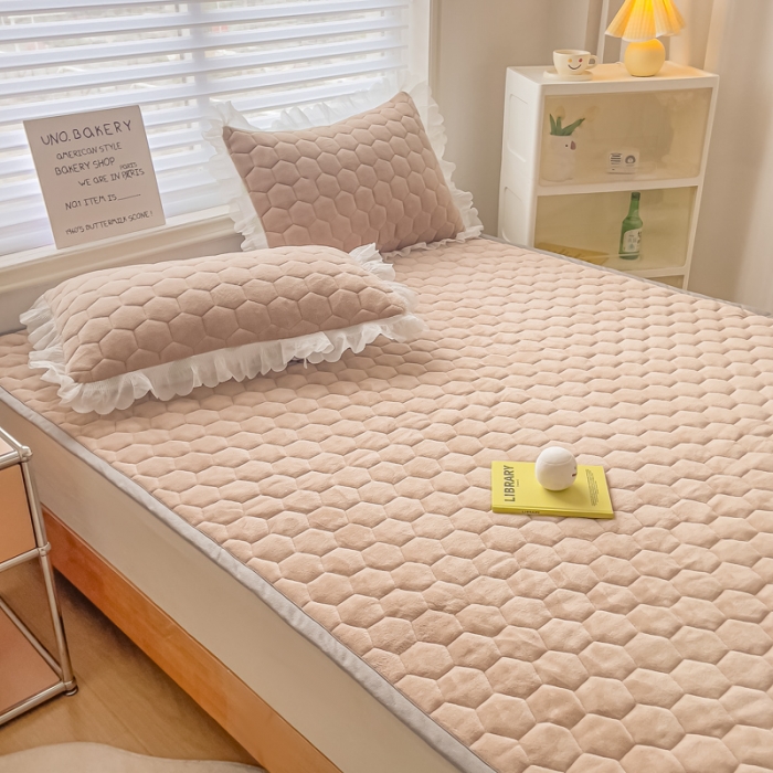 91家纺网 家纺一手货源 找家纺 缦卡琳 2023新款夹棉牛奶绒薄床垫 卡其色