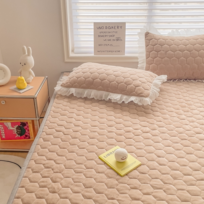 91家纺网 家纺一手货源 找家纺 缦卡琳 2023新款夹棉牛奶绒薄床垫 卡其色