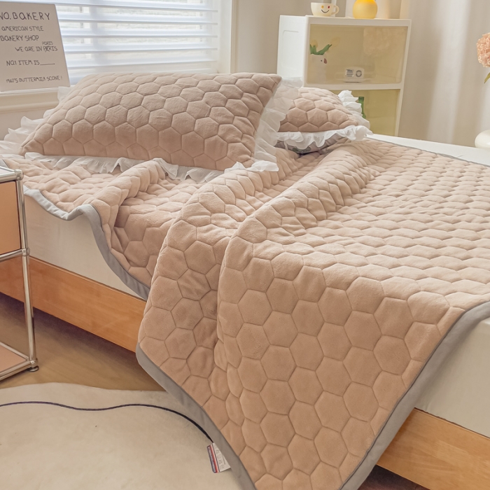 91家纺网 家纺一手货源 找家纺 缦卡琳 2023新款夹棉牛奶绒薄床垫 卡其色