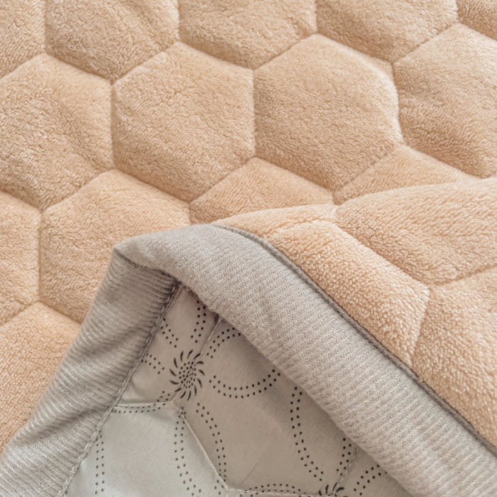 91家纺网 家纺一手货源 找家纺 缦卡琳 2023新款夹棉牛奶绒薄床垫 卡其色