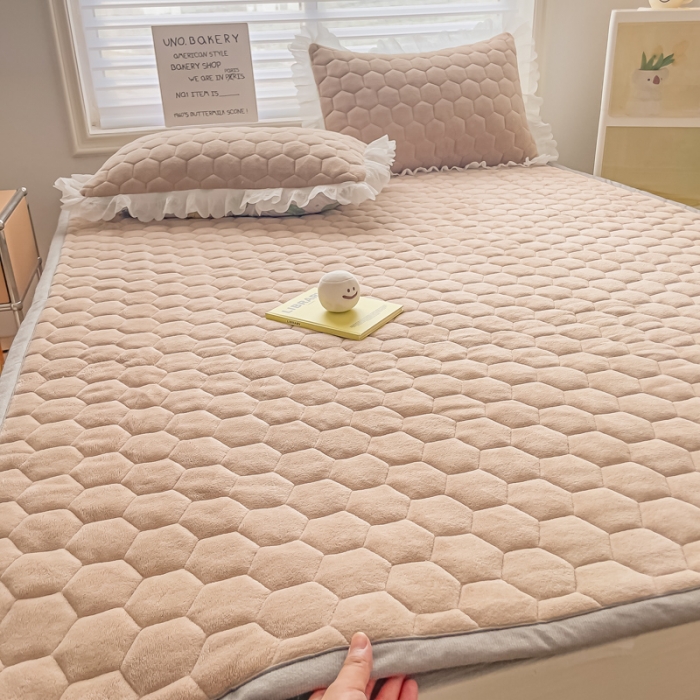 91家纺网 家纺一手货源 找家纺 缦卡琳 2023新款夹棉牛奶绒薄床垫 卡其色