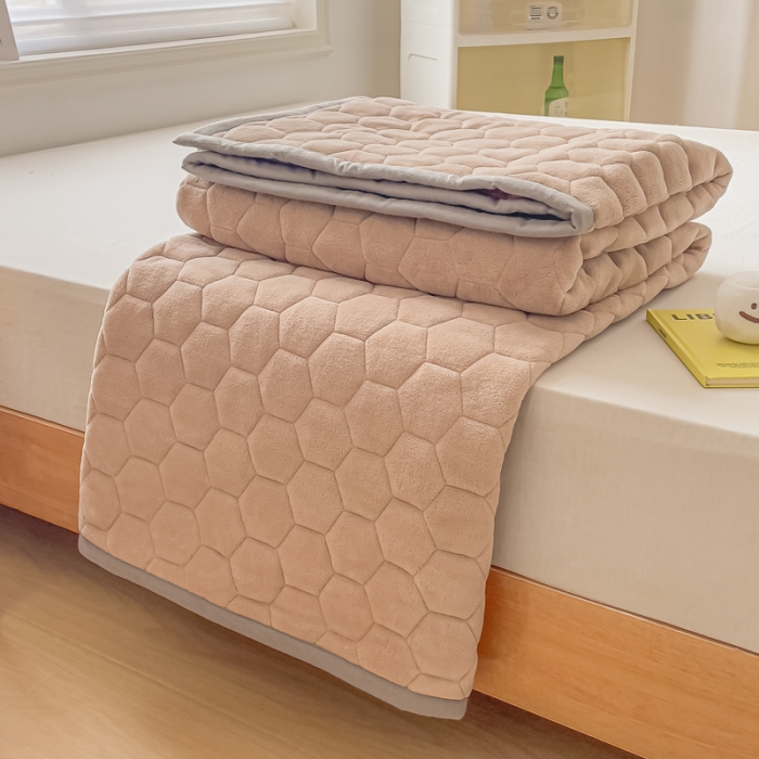 91家纺网 家纺一手货源 找家纺 缦卡琳 2023新款夹棉牛奶绒薄床垫 卡其色