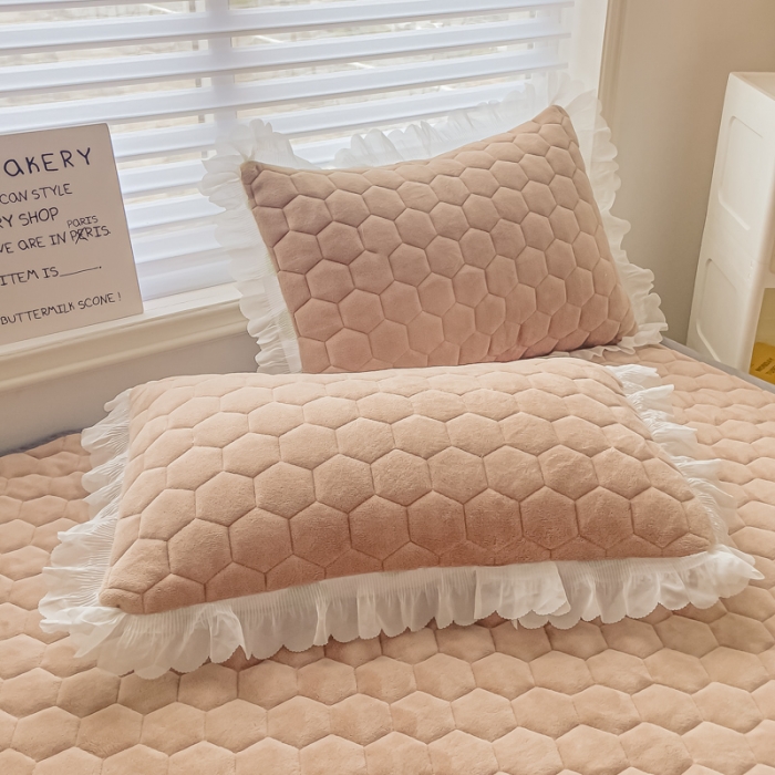 91家纺网 家纺一手货源 找家纺 缦卡琳 2023新款夹棉牛奶绒薄床垫 卡其色