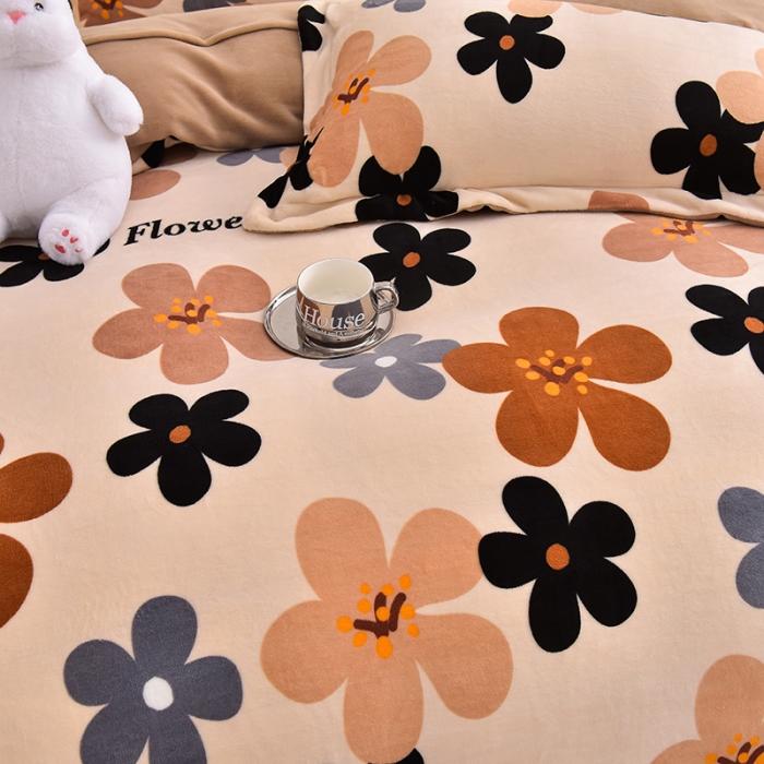 91家纺网 家纺一手货源 找家纺 简一 2024新款牛奶绒四件套 落樱缤纷