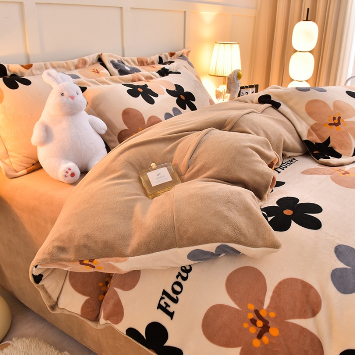 91家纺网 家纺一手货源 找家纺 简一 2024新款牛奶绒四件套 落樱缤纷