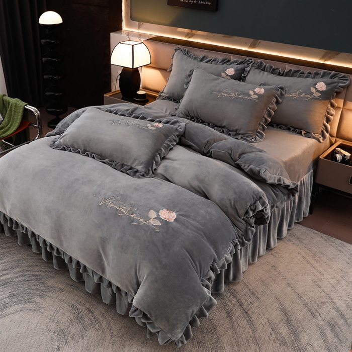 91家纺网 家纺一手货源 找家纺 绣女坊 2024新款韩版花边绣花牛奶绒四件套 灰色