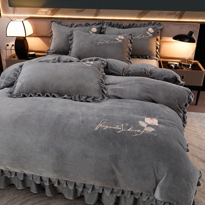 91家纺网 家纺一手货源 找家纺 绣女坊 2024新款韩版花边绣花牛奶绒四件套 灰色