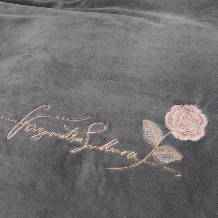 91家纺网 家纺一手货源 找家纺 绣女坊 2024新款韩版花边绣花牛奶绒四件套 灰色