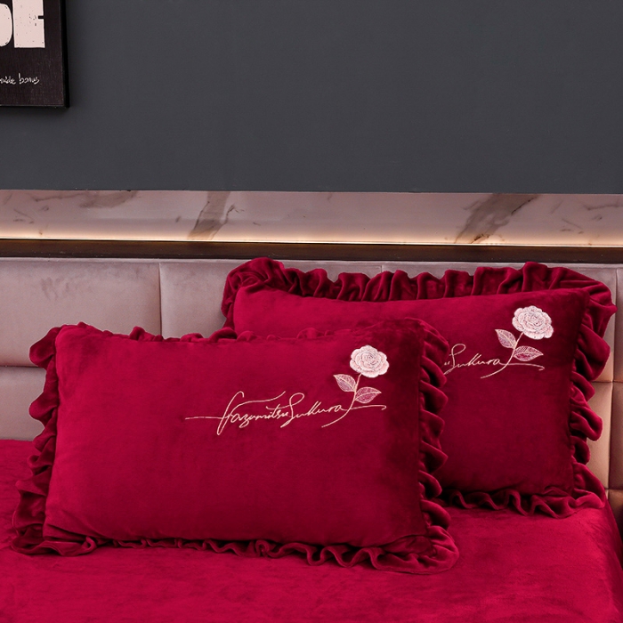 91家纺网 家纺一手货源 找家纺 绣女坊 2024新款韩版花边绣花牛奶绒四件套 酒红色