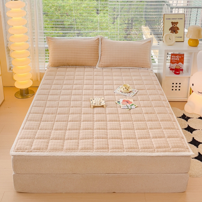 91家纺网 家纺一手货源 找家纺 米帛 2023新款牛奶绒烂花软垫 菱形浅卡其