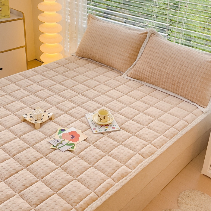 91家纺网 家纺一手货源 找家纺 米帛 2023新款牛奶绒烂花软垫 菱形浅卡其