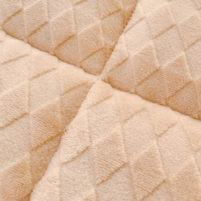 91家纺网 家纺一手货源 找家纺 米帛 2023新款牛奶绒烂花软垫 菱形浅卡其