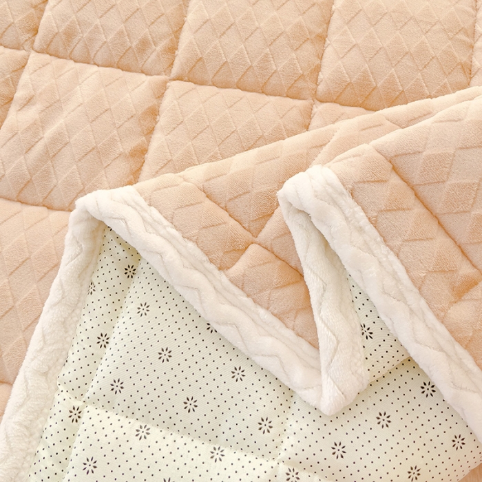 91家纺网 家纺一手货源 找家纺 米帛 2023新款牛奶绒烂花软垫 菱形浅卡其