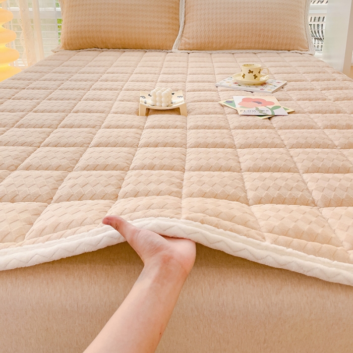 91家纺网 家纺一手货源 找家纺 米帛 2023新款牛奶绒烂花软垫 菱形浅卡其