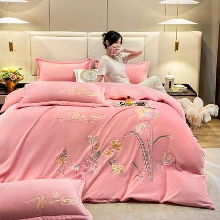 91家纺网 家纺一手货源 找家纺 2025加厚大版花卉牛奶绒刺绣花四件套小清新公主风韩版婴儿绒宝宝绒兔绒法莱绒金貂绒四件套床单床盖款单被套