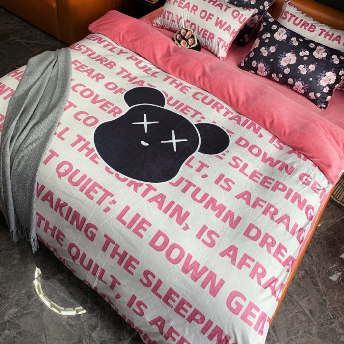 91家纺网 家纺一手货源 找家纺 花沐家居 2023新款活性数码印花牛奶绒四件套-场景1 白色字母熊