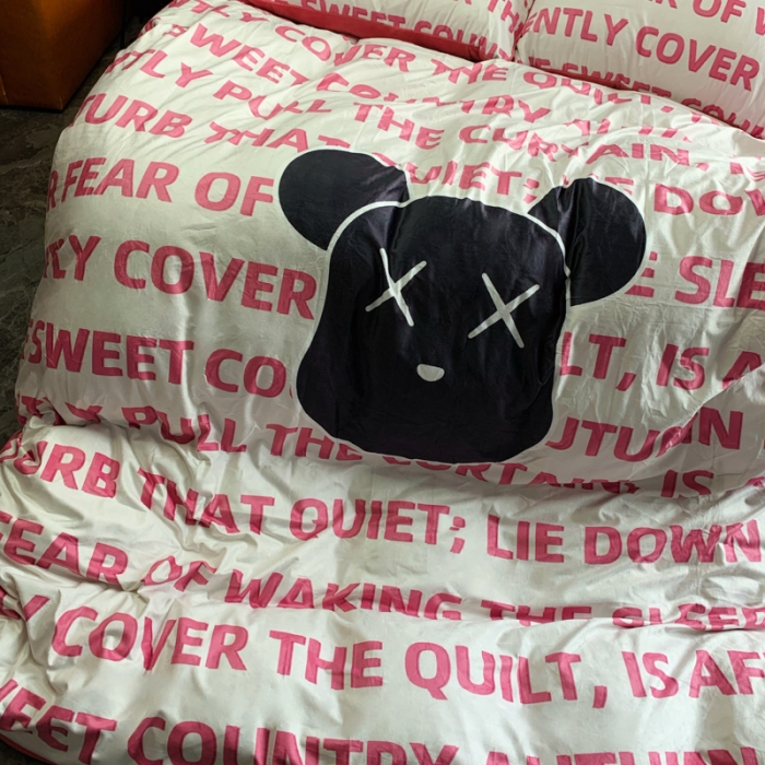 91家纺网 家纺一手货源 找家纺 花沐家居 2023新款活性数码印花牛奶绒四件套-场景1 白色字母熊