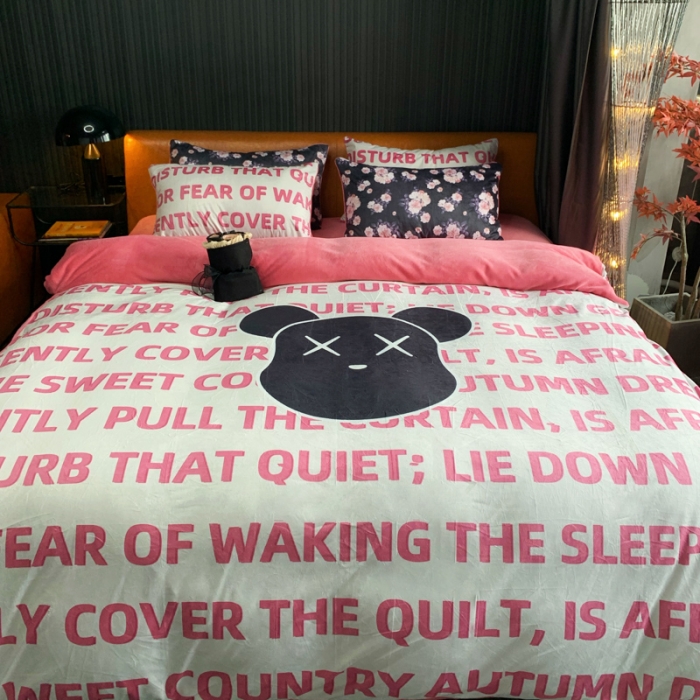 91家纺网 家纺一手货源 找家纺 花沐家居 2023新款活性数码印花牛奶绒四件套-场景1 白色字母熊