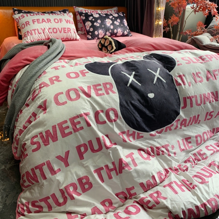 91家纺网 家纺一手货源 找家纺 花沐家居 2023新款活性数码印花牛奶绒四件套-场景1 白色字母熊