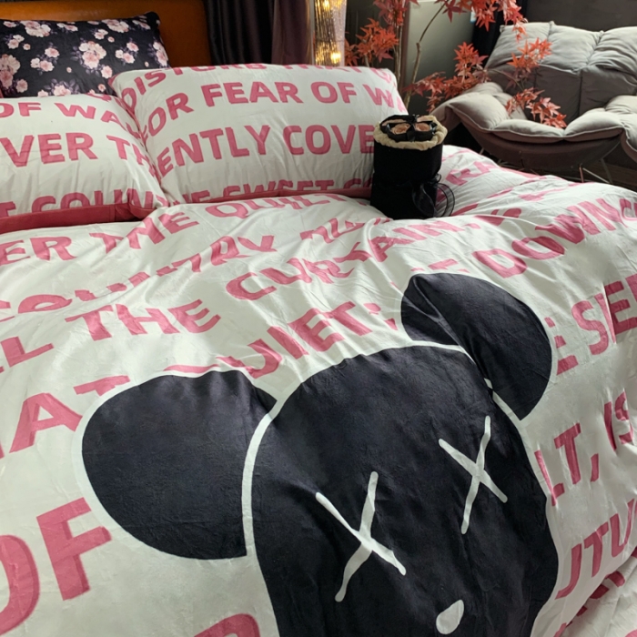 91家纺网 家纺一手货源 找家纺 花沐家居 2023新款活性数码印花牛奶绒四件套-场景1 白色字母熊