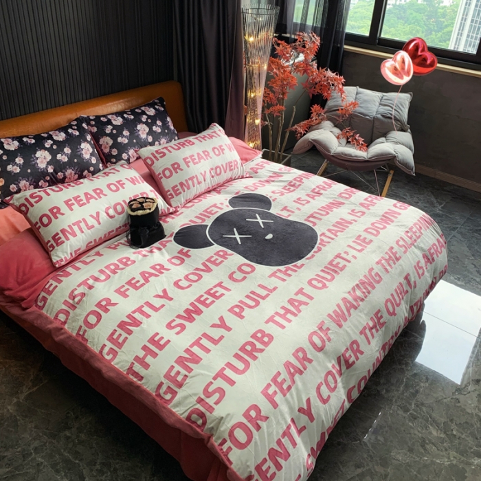 91家纺网 家纺一手货源 找家纺 花沐家居 2023新款活性数码印花牛奶绒四件套-场景1 白色字母熊