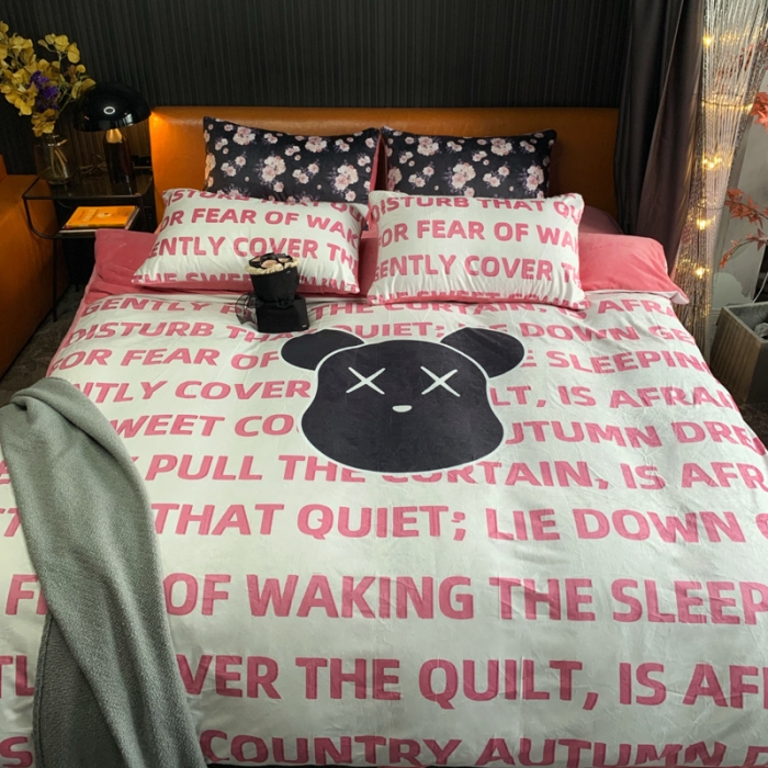 91家纺网 家纺一手货源 找家纺 花沐家居 2023新款活性数码印花牛奶绒四件套-场景1 白色字母熊