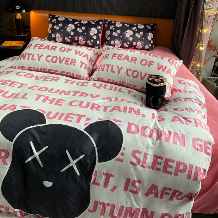 91家纺网 家纺一手货源 找家纺 花沐家居 2023新款活性数码印花牛奶绒四件套-场景1 白色字母熊