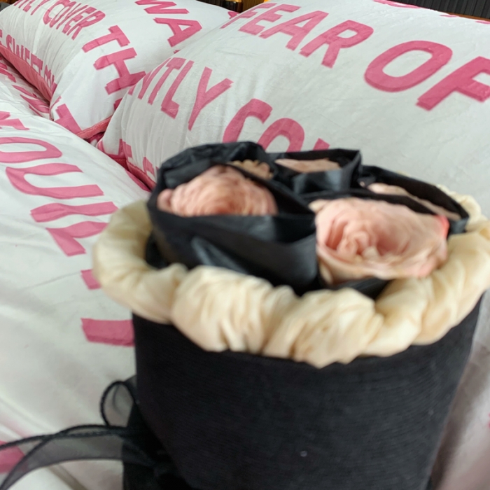 91家纺网 家纺一手货源 找家纺 花沐家居 2023新款活性数码印花牛奶绒四件套-场景1 白色字母熊