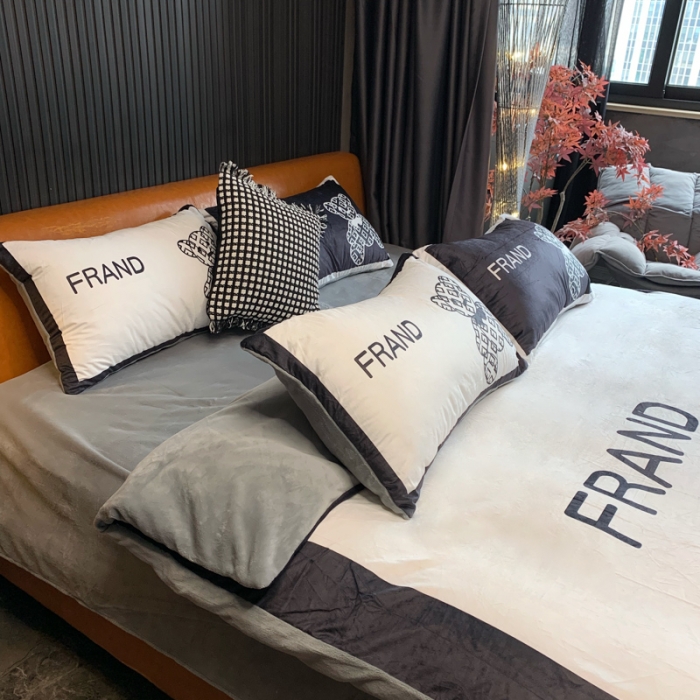 91家纺网 家纺一手货源 找家纺 花沐家居 2023新款活性数码印花牛奶绒四件套-场景1 黑白熊