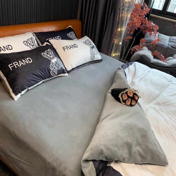 91家纺网 家纺一手货源 找家纺 花沐家居 2023新款活性数码印花牛奶绒四件套-场景1 黑白熊