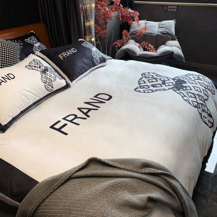 91家纺网 家纺一手货源 找家纺 花沐家居 2023新款活性数码印花牛奶绒四件套-场景1 黑白熊