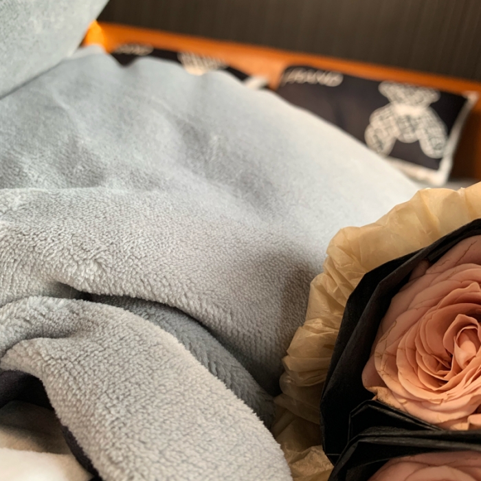 91家纺网 家纺一手货源 找家纺 花沐家居 2023新款活性数码印花牛奶绒四件套-场景1 黑白熊