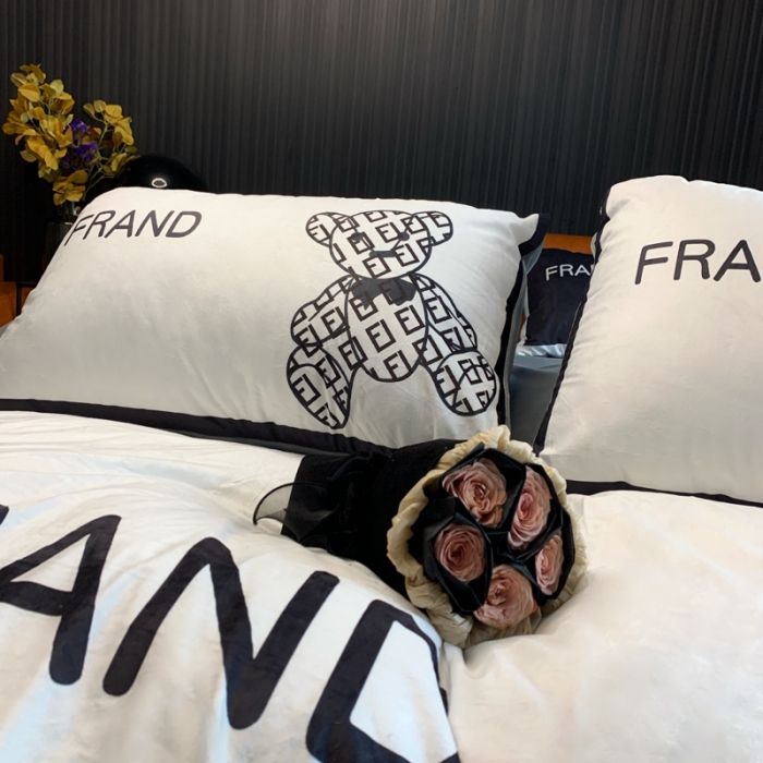 91家纺网 家纺一手货源 找家纺 花沐家居 2023新款活性数码印花牛奶绒四件套-场景1 黑白熊