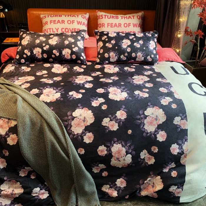 91家纺网 家纺一手货源 找家纺 花沐家居 2023新款活性数码印花牛奶绒四件套-场景1 黑色花朵