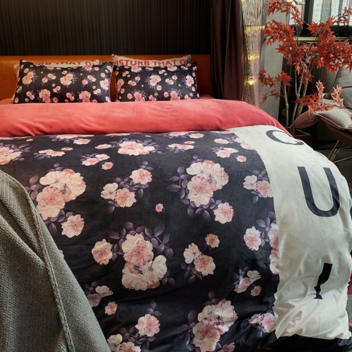 91家纺网 家纺一手货源 找家纺 花沐家居 2023新款活性数码印花牛奶绒四件套-场景1 黑色花朵