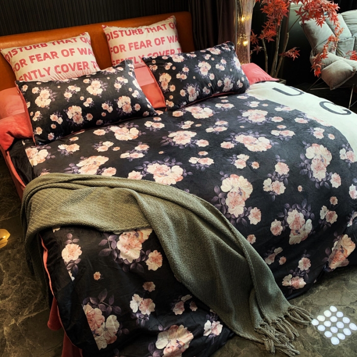 91家纺网 家纺一手货源 找家纺 花沐家居 2023新款活性数码印花牛奶绒四件套-场景1 黑色花朵