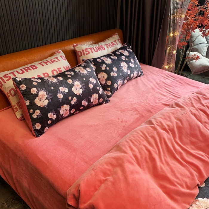 91家纺网 家纺一手货源 找家纺 花沐家居 2023新款活性数码印花牛奶绒四件套-场景1 黑色花朵