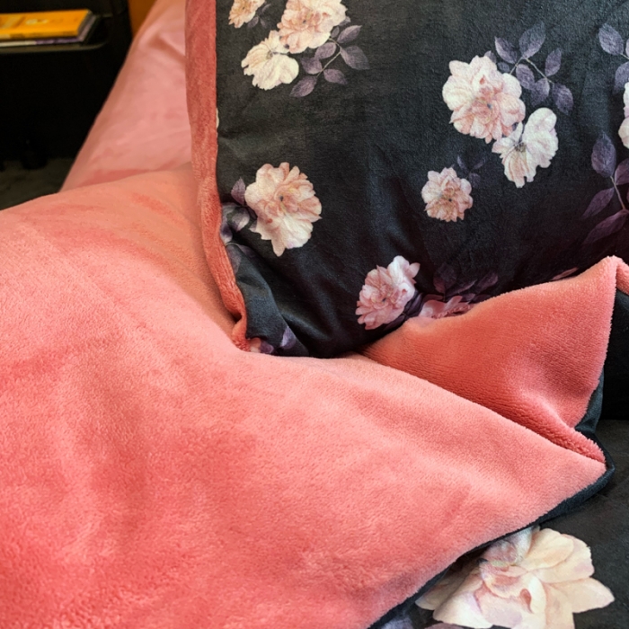 91家纺网 家纺一手货源 找家纺 花沐家居 2023新款活性数码印花牛奶绒四件套-场景1 黑色花朵