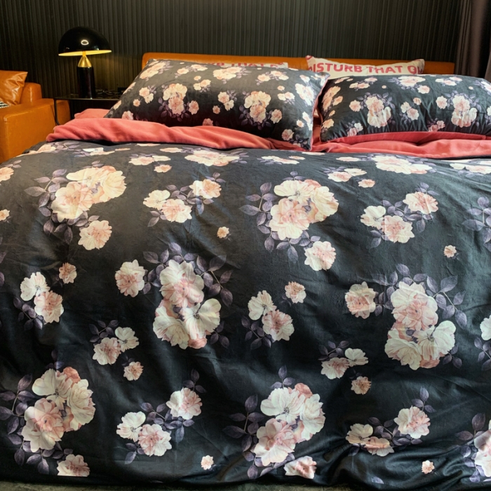 91家纺网 家纺一手货源 找家纺 花沐家居 2023新款活性数码印花牛奶绒四件套-场景1 黑色花朵