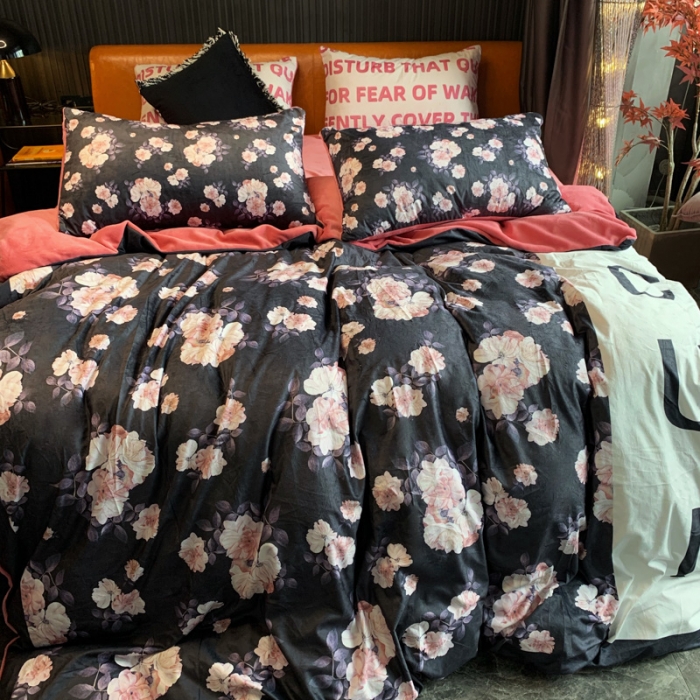 91家纺网 家纺一手货源 找家纺 花沐家居 2023新款活性数码印花牛奶绒四件套-场景1 黑色花朵