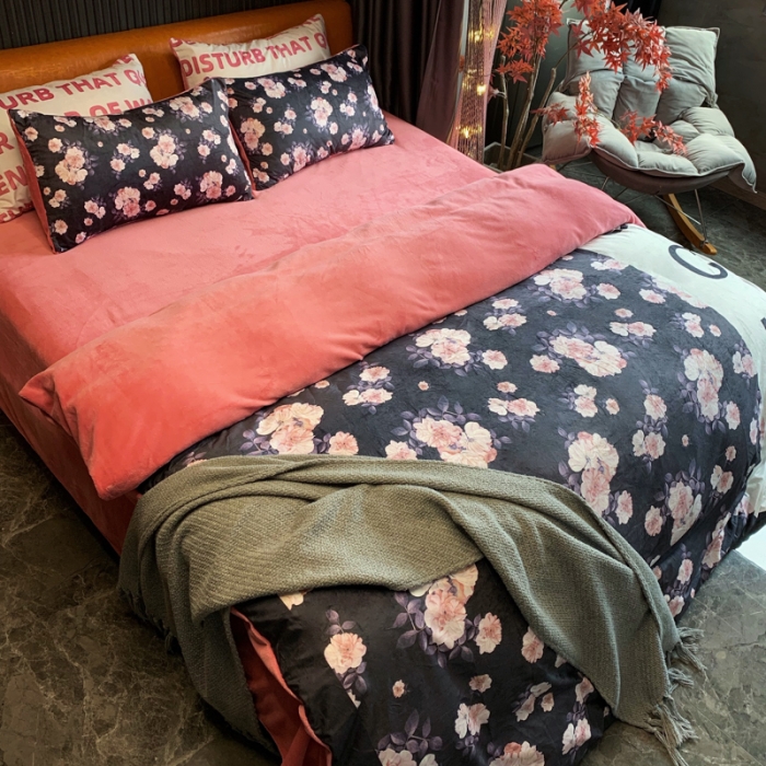 91家纺网 家纺一手货源 找家纺 花沐家居 2023新款活性数码印花牛奶绒四件套-场景1 黑色花朵