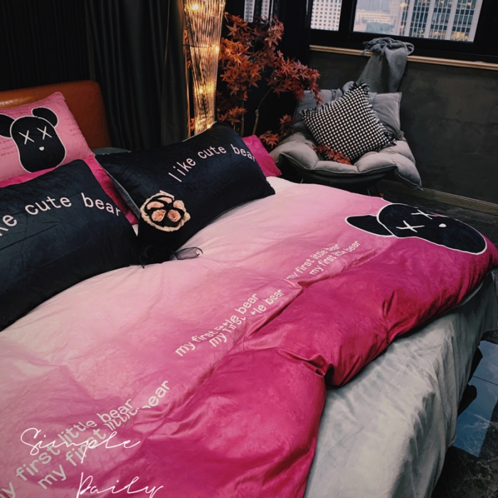 91家纺网 家纺一手货源 找家纺 花沐家居 2023新款活性数码印花牛奶绒四件套-场景1 渐变熊