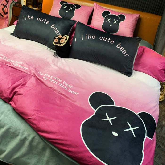 91家纺网 家纺一手货源 找家纺 花沐家居 2023新款活性数码印花牛奶绒四件套-场景1 渐变熊