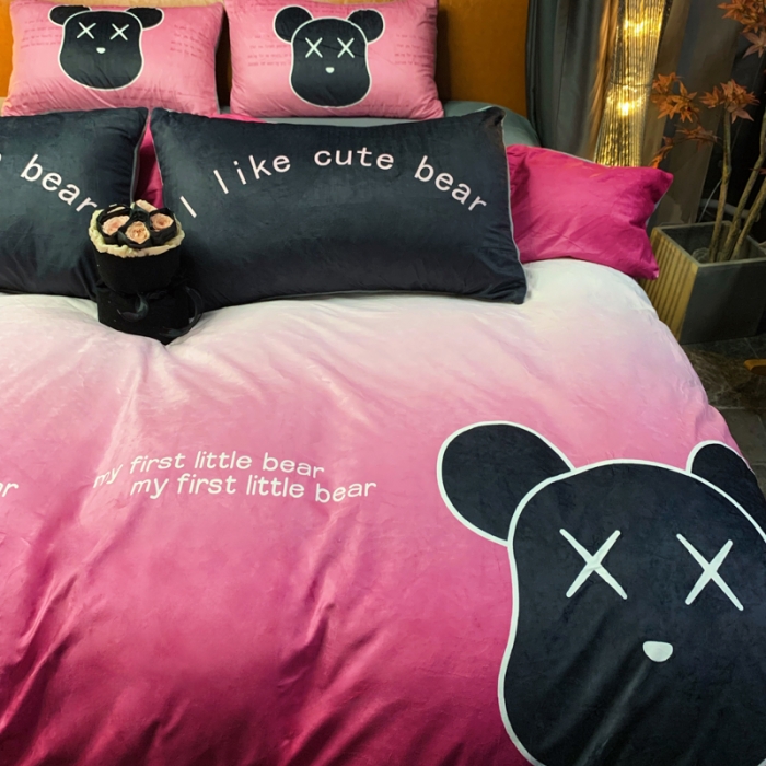 91家纺网 家纺一手货源 找家纺 花沐家居 2023新款活性数码印花牛奶绒四件套-场景1 渐变熊