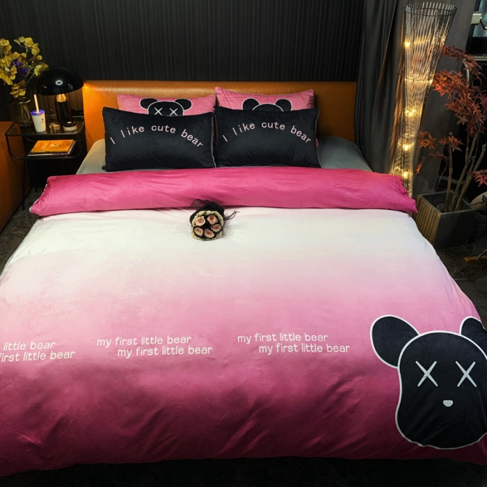 91家纺网 家纺一手货源 找家纺 花沐家居 2023新款活性数码印花牛奶绒四件套-场景1 渐变熊