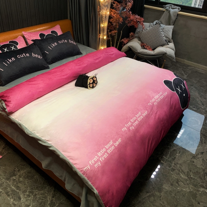 91家纺网 家纺一手货源 找家纺 花沐家居 2023新款活性数码印花牛奶绒四件套-场景1 渐变熊